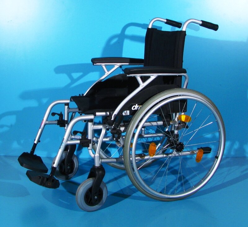 Scaun cu rotile Drive, latime sezut 45 cm,