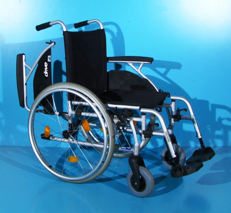 Scaun cu rotile Drive, latime sezut 45 cm,