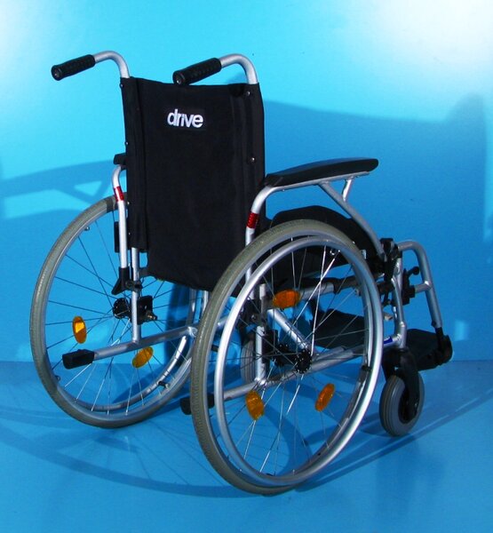 Scaun cu rotile Drive, latime sezut 45 cm,